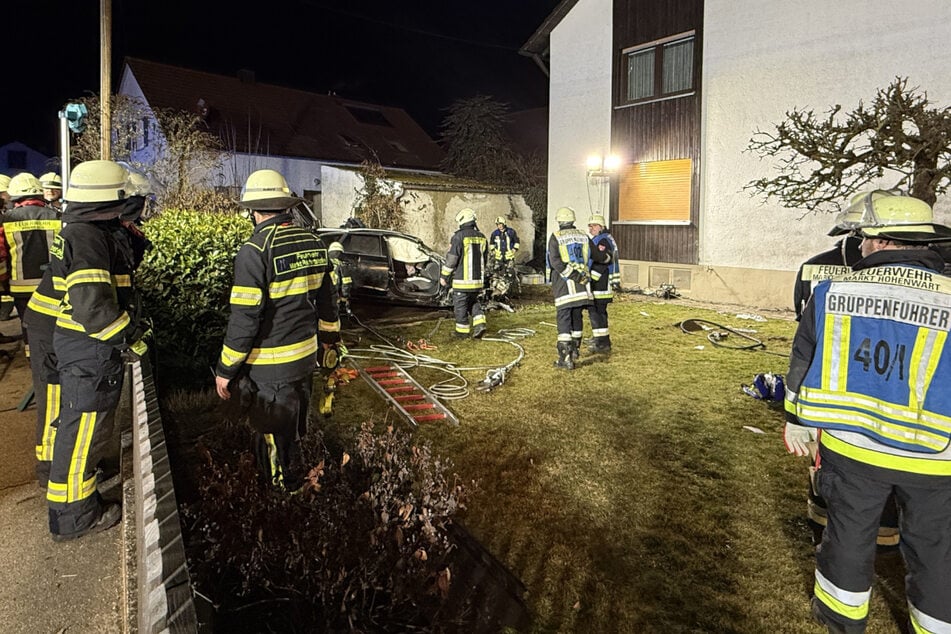 Die Einsatzkräfte mussten das Auto umlegen, um den eingeklemmten Mann zu befreien.