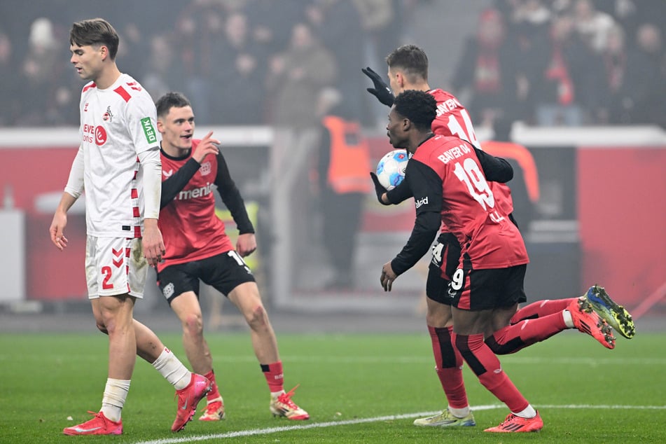 Patrik Schick klatscht mit Florian Wirtz ab, der ihm den 1:2 Anschlusstreffer vorbereitet hat.