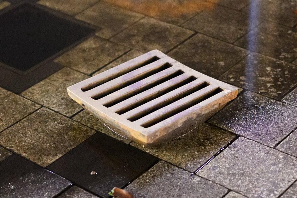 Nach ersten Erkenntnissen wurden an zumindest zwei Stellen solche Gullydeckel herausgehoben und auf die Fahrbahn gelegt. (Symbolbild)