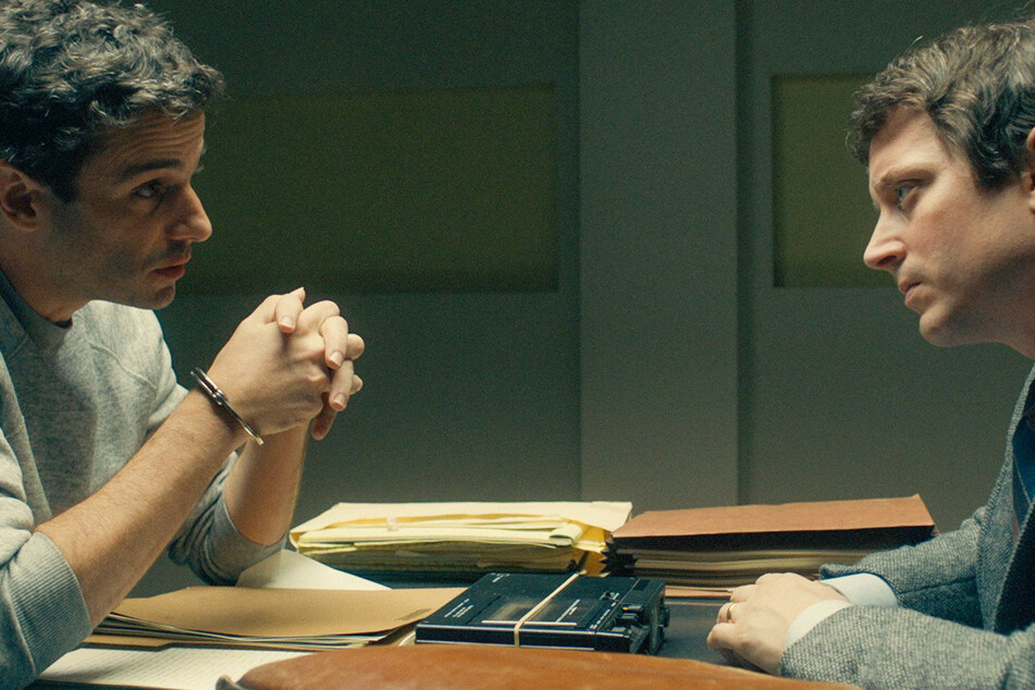 Ted Bundy (Luke Kirby, 43, l.) gewährt Bill Hagmaier (Elijah Wood, 40) Einblicke in sein Innenleben.
