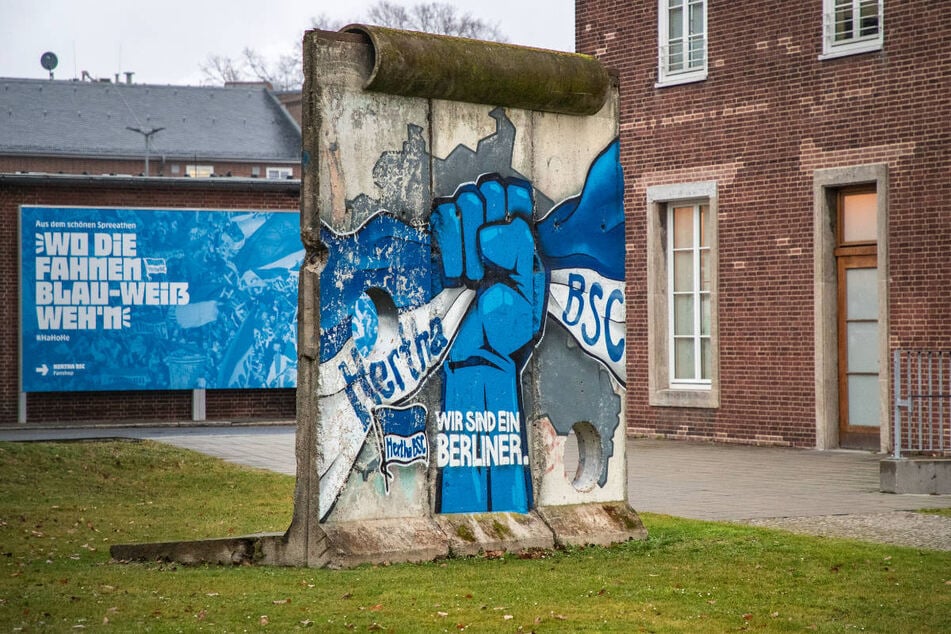 Ein enger Vertrauter des verstorbenen Hertha-Präsidenten Kay Bernstein (†43) soll auf der Geschäftsstelle von Hertha BSC Angst und Schrecken verbreiten.