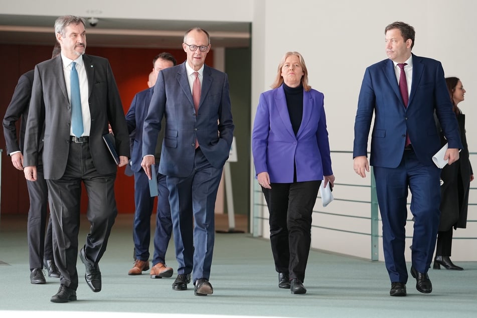 Markus Söder (58, CSU, v.l.n.r.), Ministerpräsident von Bayern, Kanzler Friedrich Merz (69, CDU), Bärbel Bas (57, SPD), Bundesministerin für Arbeit und Soziales, und Finanzminister Lars Klingbeil (47) sind sich nach langen Verhandlungen einig geworden.