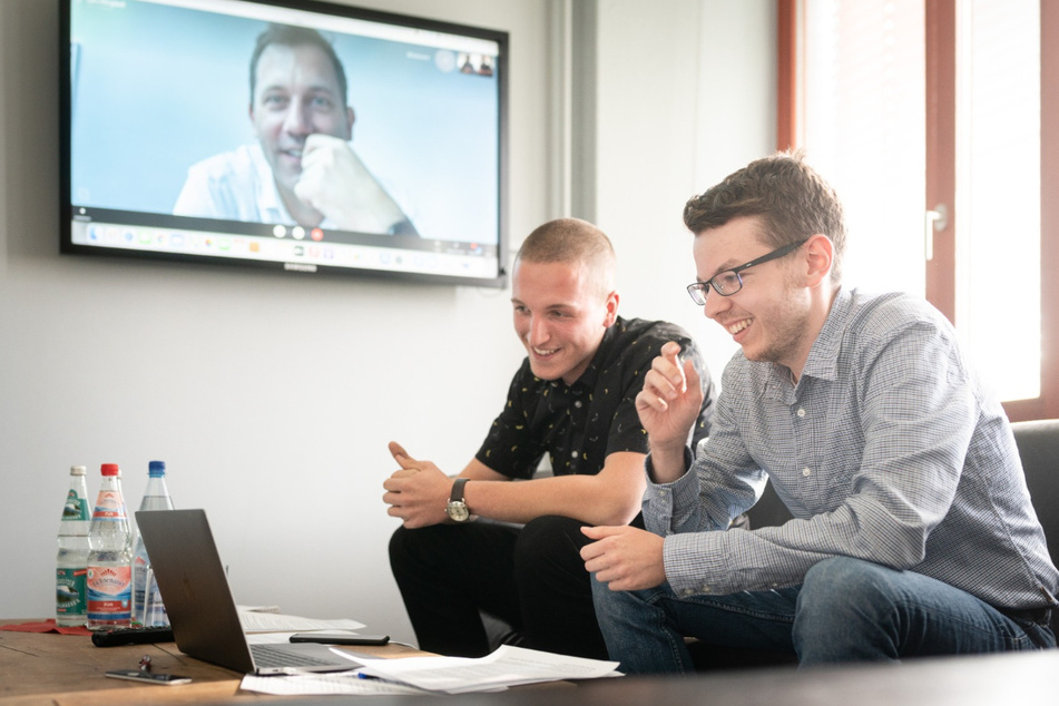 Politik-Redakteur Paul Hoffmann (28, r.) und Reporter Erik Töpfer (21) im virtuellen Gespräch mit Lars Klingbeil.