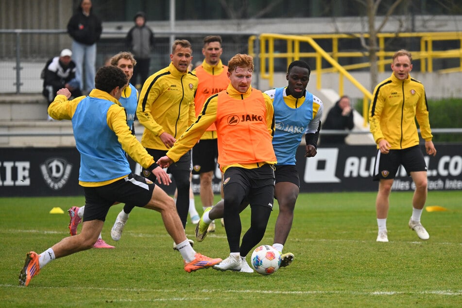 Robert Wagner (22, 2.v.r.) und Kofi Amoako (20, r.) sind nach ihren Gelbsperren zurück im Team.