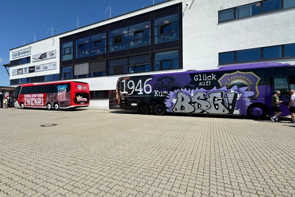Beide Busse vorm Stadion.