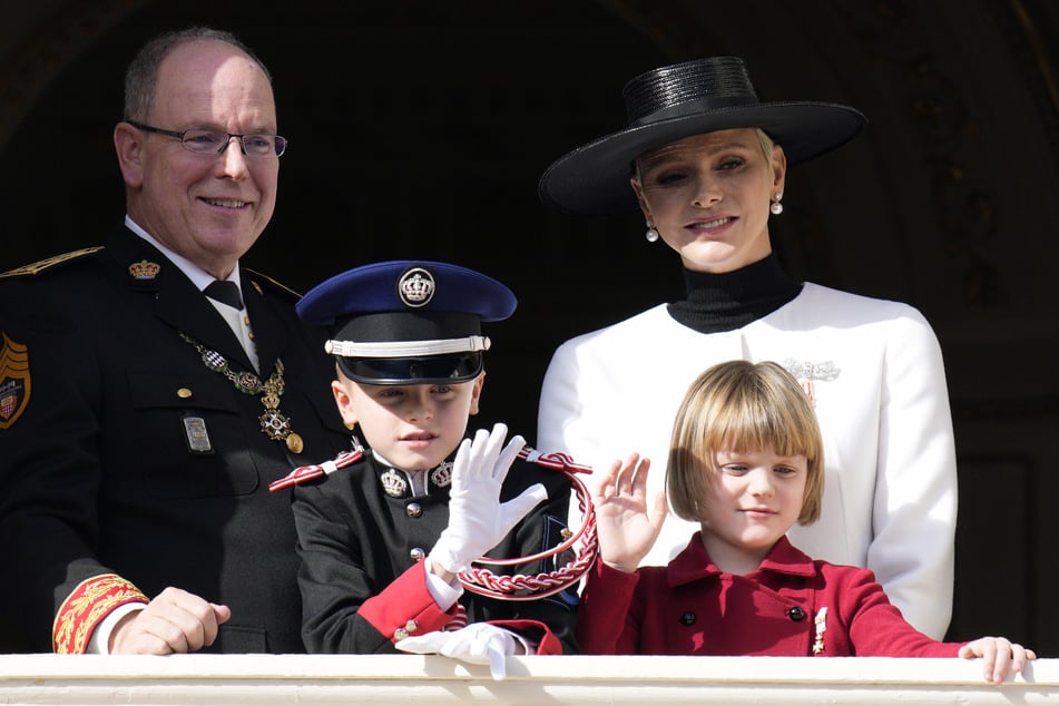 Fürst Albert II. (67, l.) von Monaco und Fürstin Charlène mit ihren Kindern Prinz Jacques (10, vorn l.) und Prinzessin Gabriella (10).