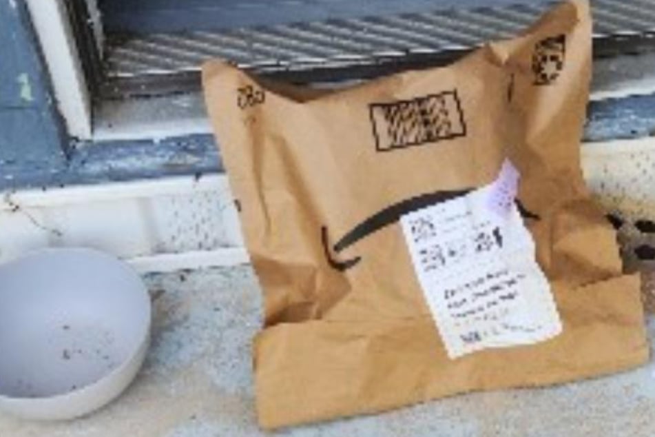 Man receives photo of his Amazon parcel: When he takes a closer look, he is struck by the blow