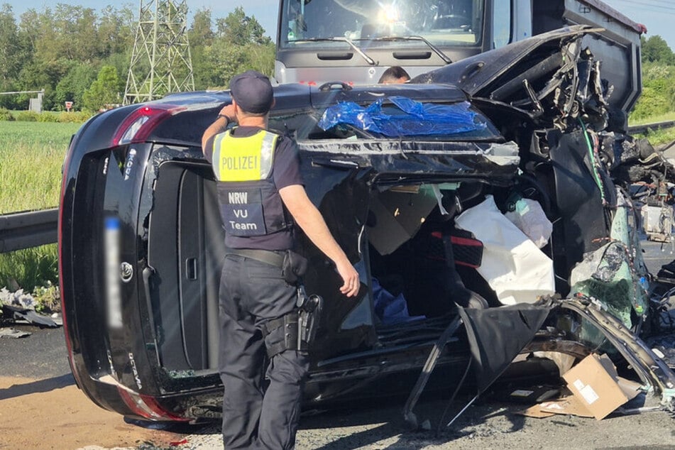 Unfall A4: Heftiger Unfall auf A4: Autofahrer eingeklemmt - Heli im Einsatz