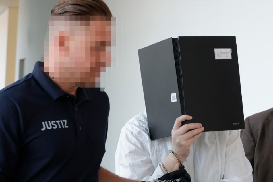 Daniel K. (37, r.) verdeckte sein Gesicht mit einem Ordner.