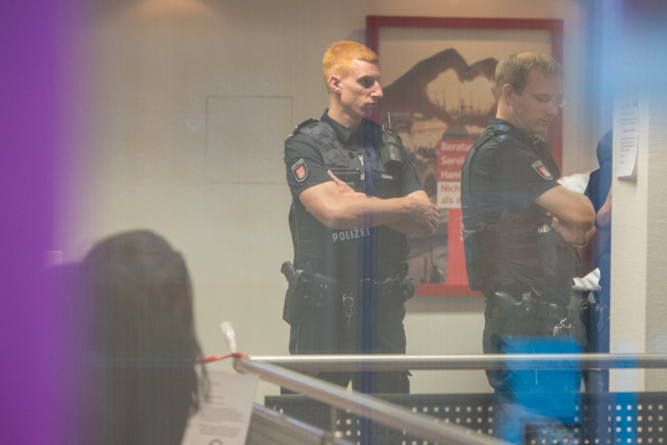 Polizeibeamte sichern den Tatort.