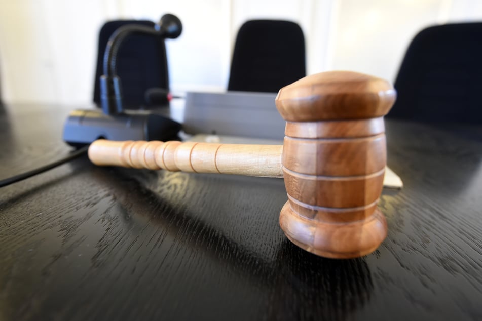 Die Geschworenen verurteilten den 50-Jährigen zu zwei Jahren Haft auf Bewährung. Zudem soll er jegliche Kontaktversuche zu den drei Frauen unterlassen. (Symbolfoto)