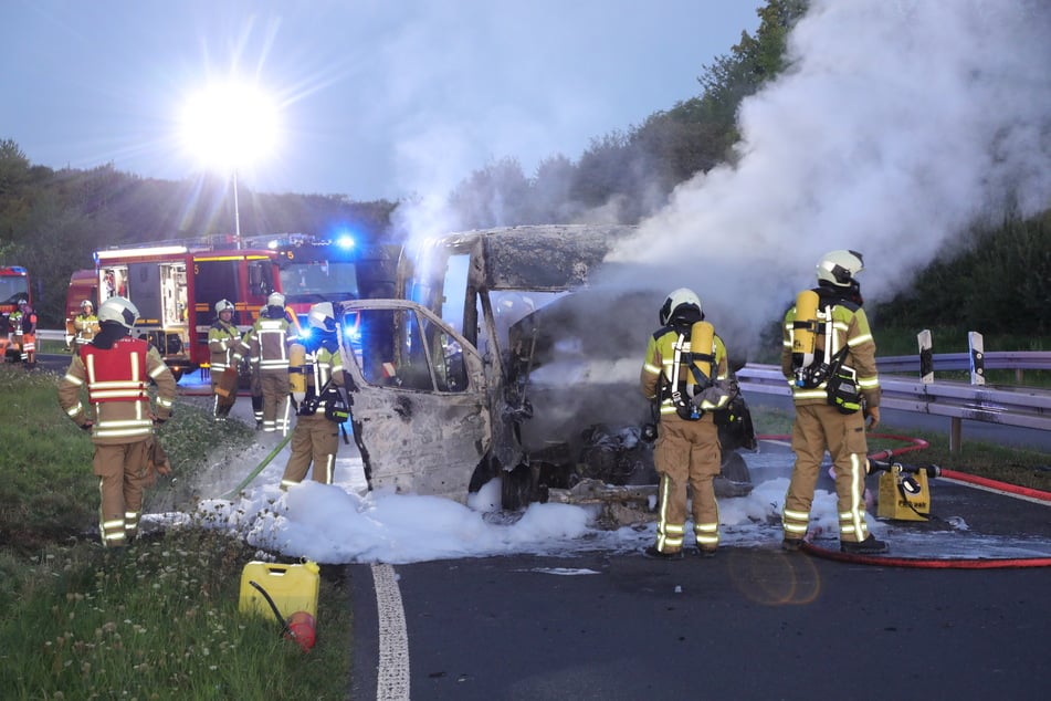 Die Feuerwehr löschte mit reichlich Schaum.
