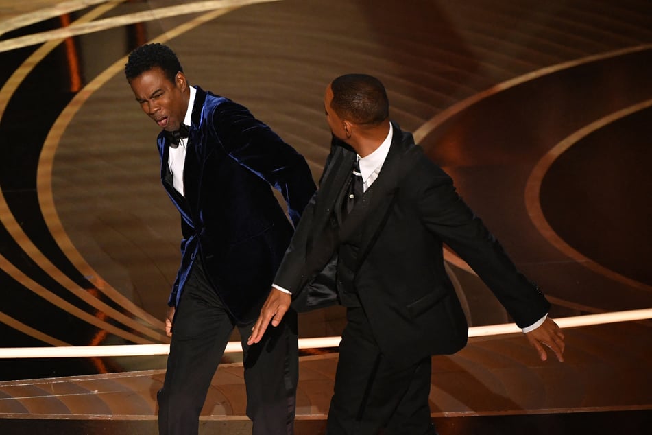 Many on social media have been condemning Chris Rock's jokes over the Oscars slap incident, further supporting Will Smith (r).