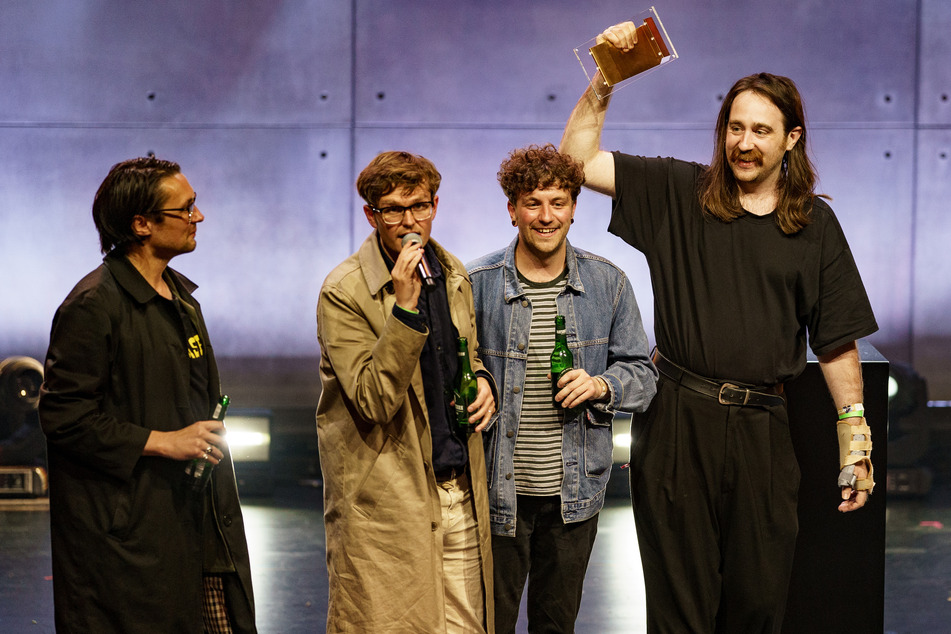 Die Band "Yard Act" steht nach dem Gewinn des Anchor-Awards beim Reeperbahn-Festival auf der Bühne des St. Pauli Theaters.