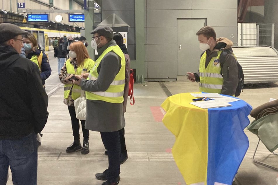 Das Team wartet am Stuttgarter Hauptbahnhof auf Flüchtlinge. Bei ihnen finden sie Unterstützung und ein offenes Ohr.