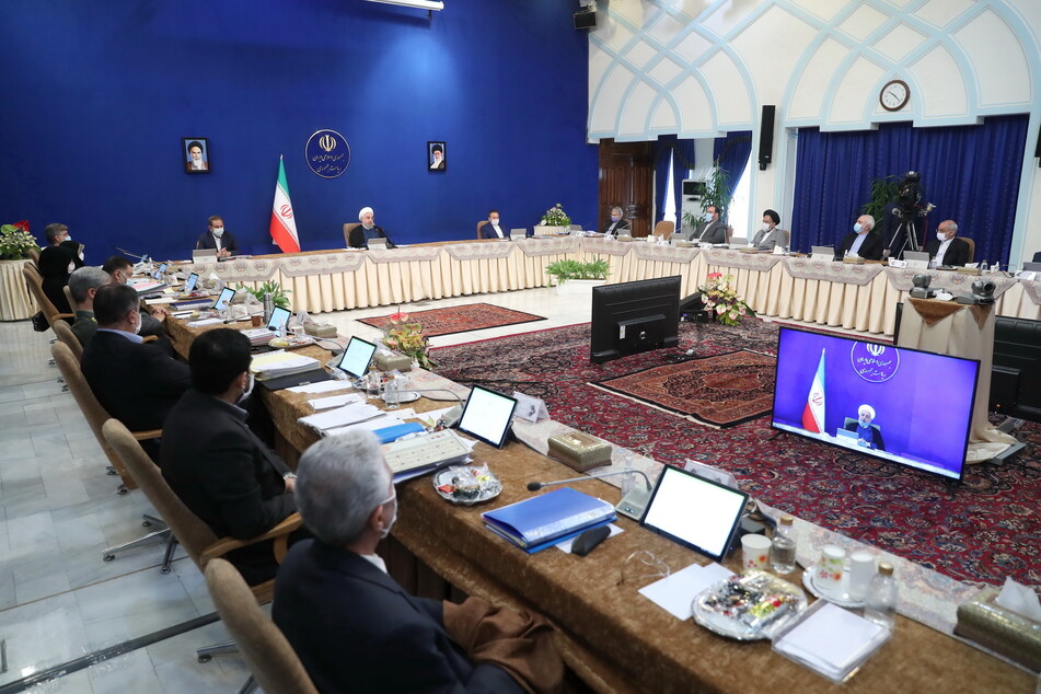 Eine Kabinettssitzung in der iranischen Hauptstadt Teheran. In der Regierung gibt es noch Meinungsverschiedenheiten bezüglich des Umgangs mit Corona. (Archivbild)
