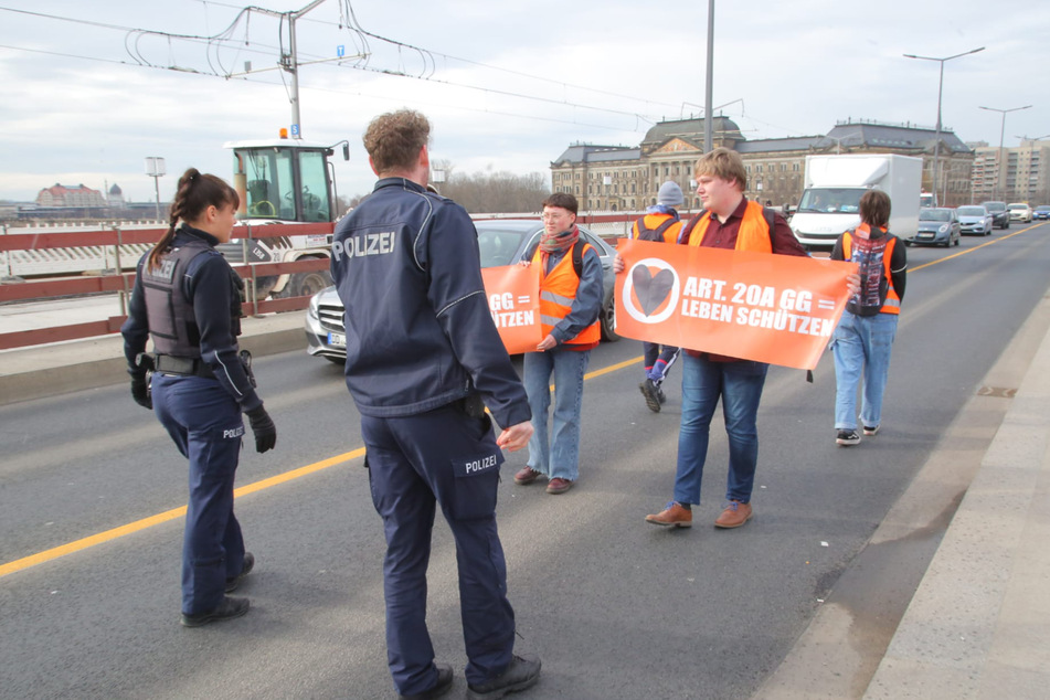 Auf der rechten Fahrspur marschierten die fünf Klimaaktivisten in Richtung Carolaplatz und forderten die Regierung auf Transparenten dazu auf, Leben zu schützen.