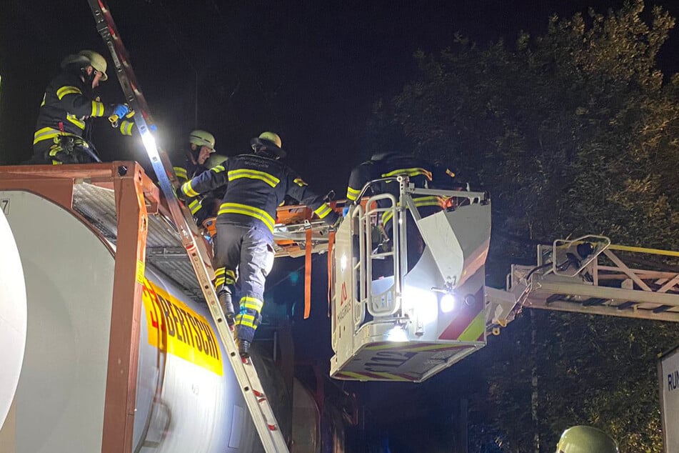 Erst nachdem die Gleise gesperrt und der Strom abgeschaltet waren, konnte der Schwerverletzte vom Waggon geholt werden.