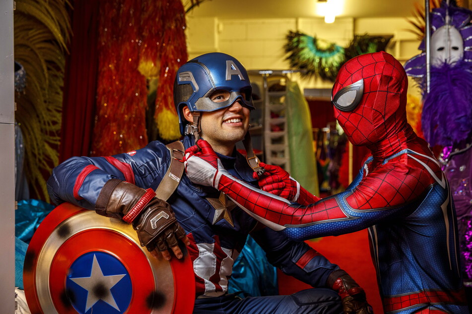 Nick Jander (21, r.) macht sich als Spiderman und Pascal Dalchau (19) als Captain America zurecht.