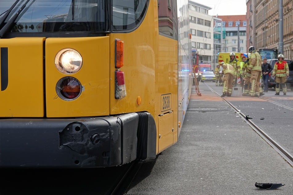 Eine Straßenbahn der Linie wurde bei dem Unfall beschädigt.