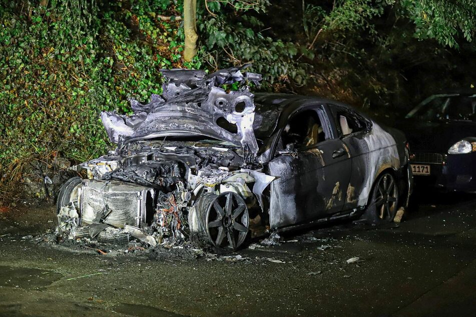 Der Mercedes brannte vollständig aus. Die Polizei hat die Ermittlungen aufgenommen.