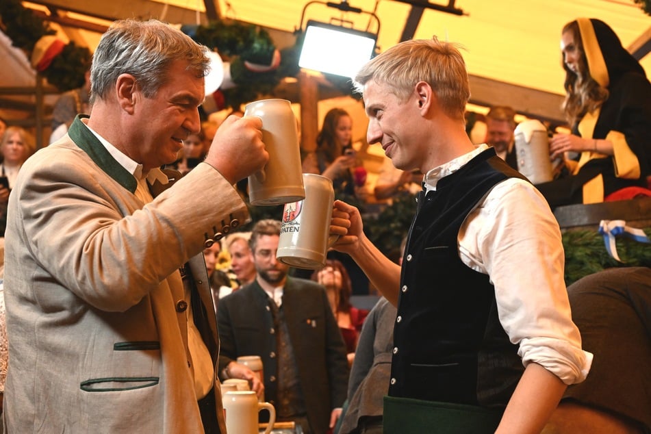 Ministerpräsident Markus Söder (59, CSU, l.) stößt mit Oberbürgermeister Dominik Krause (36, Grünen) an.