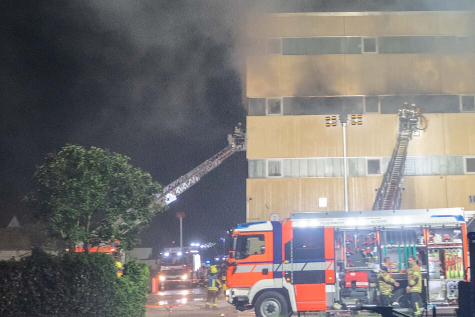 Drei Tage, 395 Einsatzkräfte und fünf Millionen Liter Wasser! Feuer in Brandt-Fabrik gelöscht