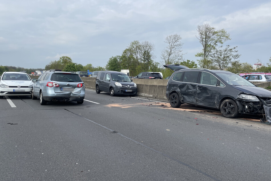 Mehrere Fahrzeuge waren in den Unfall auf der A1 verwickelt. Die Autobahn musste gesperrt werden.