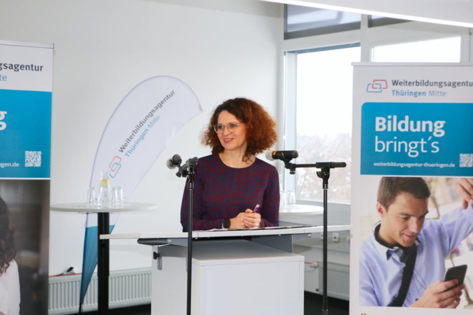 Irena Michel, Vorsitzende der Geschäftsführung der Agentur für Arbeit Thüringen Mitte, stellt die neue Weiterbildungsagentur vor.