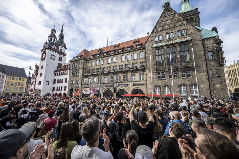 Was für eine Stimmung! Vor dem Chemnitzer Rathaus wurde am Sonntag ordentlich gefeiert.