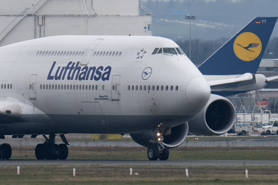 Wer aktuell mit einem Lufthansa-Flieger in Richtung Deutschland unterwegs ist, hat gute Chancen, ein Heftchen mit "hilfreichen" Tipps über Deutsche abzustauben.