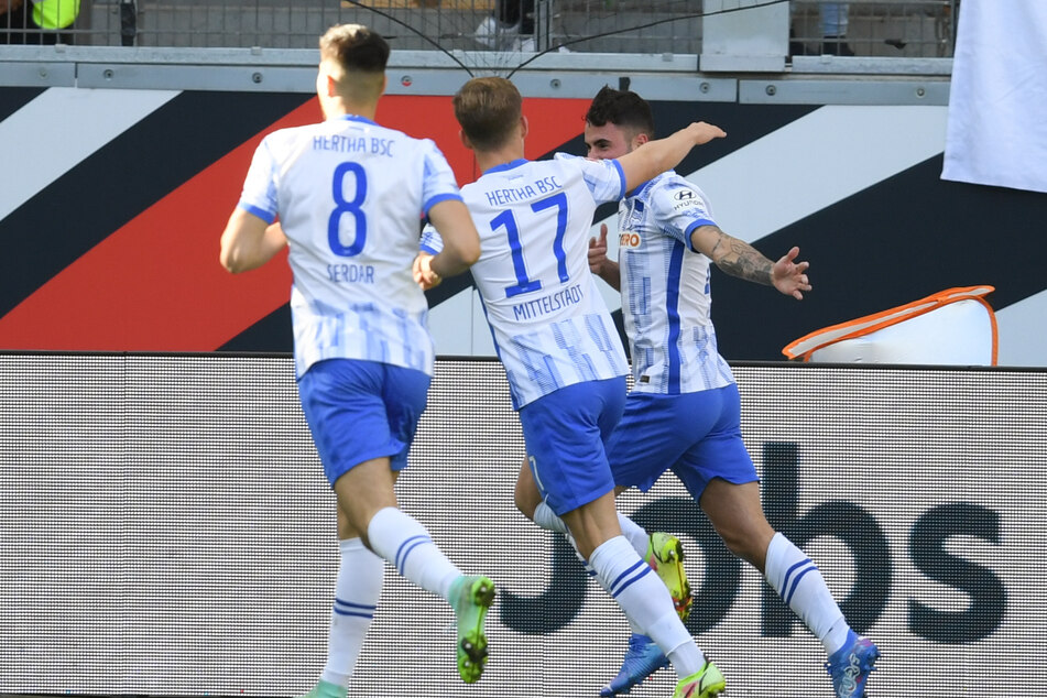 Suat Serdar (l.) und Maximilian Mittelstädt (M.) von Hertha BSC bejubeln den Treffer zum 1:0 gegen Eintracht Frankfurt durch Marco Richter.