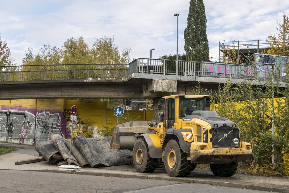 Ein Bagger steht bereits an der Hainbrücke.