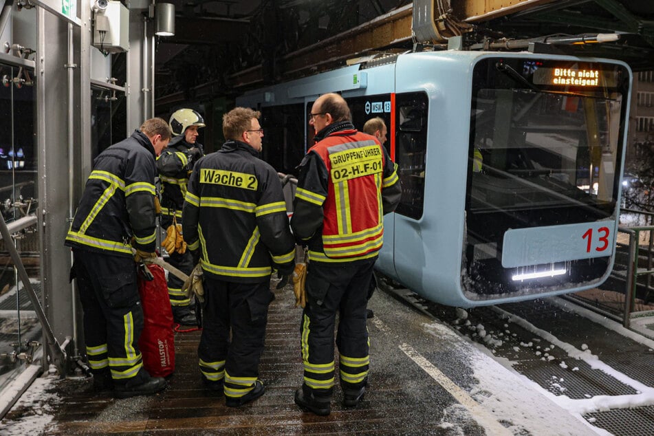 Akute Notlage: Feuerwehr muss 16 Fahrgäste aus Schwebebahn evakuieren