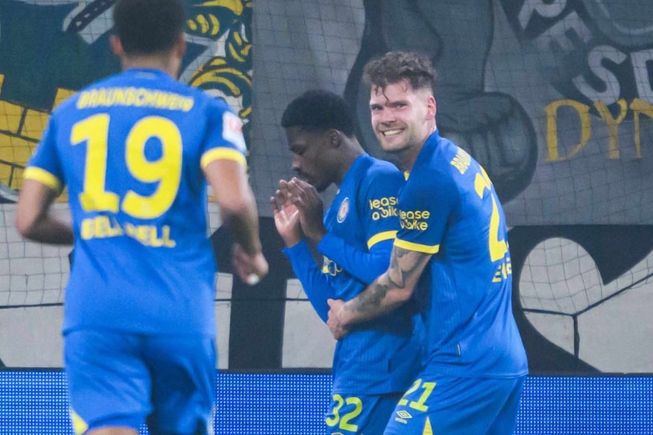 Kevin Ehlers (24, r.) freute sich mit Christian Conteh (26, M.) gegen ihren Ex-Klub Dynamo.