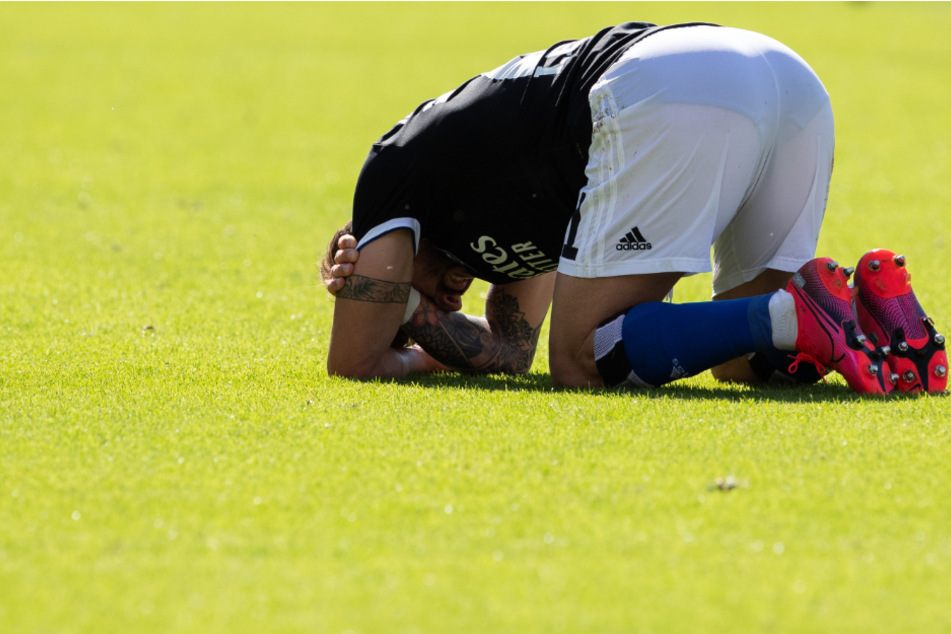 Kann die Niederlage in letzter Sekunde nicht fassen: Tim Leibold vom HSV kniet auf dem Platz.