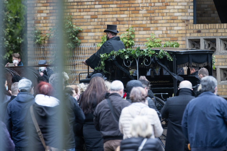 Mit einer Kutsche wurde der schwarze Sarg mit Willi Herrens (†45) Leichnam am Mittwoch zu seinem Grab auf dem Kölner Melaten-Friedhof gefahren - darauf zu lesen waren die Worte "auf Willisehen".