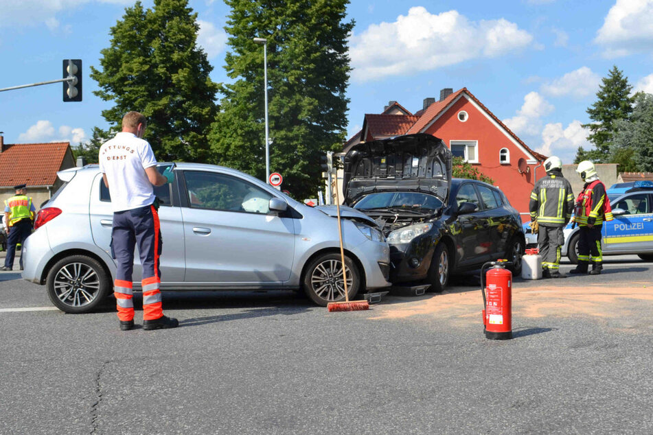 Kräfte von Rettungsdienst, Feuerwehr und Polizei waren an der Unfallstelle im Einsatz.