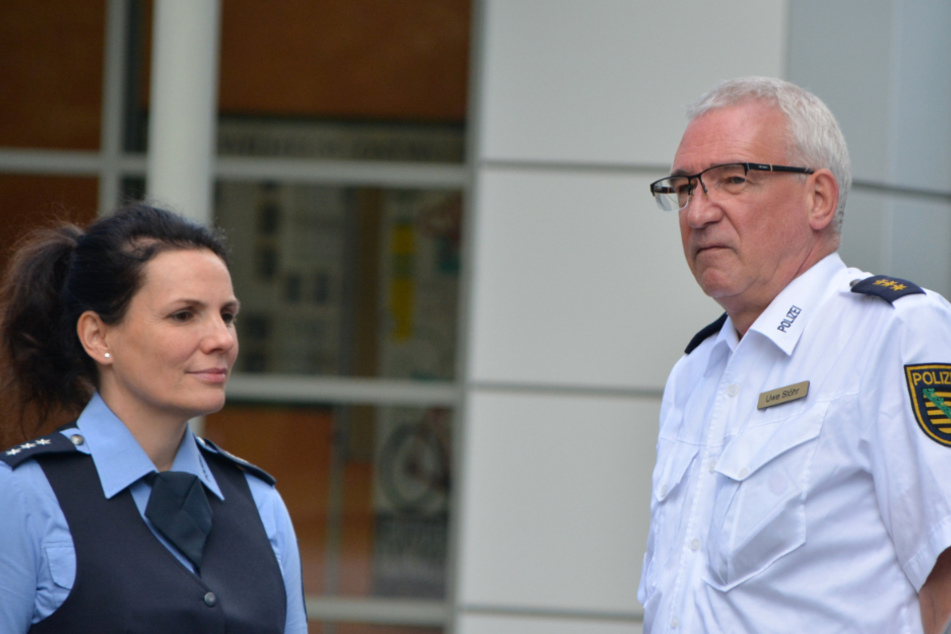 Revierleiter Uwe Stöhr bespricht mit Polizeisprecherin Maria Braunsdorf vor dem Wilhelm-Ostwald-Gymnasium letzte Ablaufdetails der bevorstehenden Bürgersprechstunde.