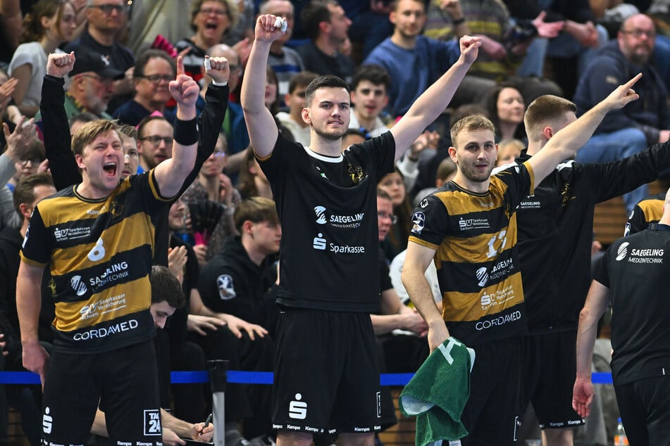 Neuzugang Lauro Pichiri (M.) fieberte mehr abseits der Platte mit.