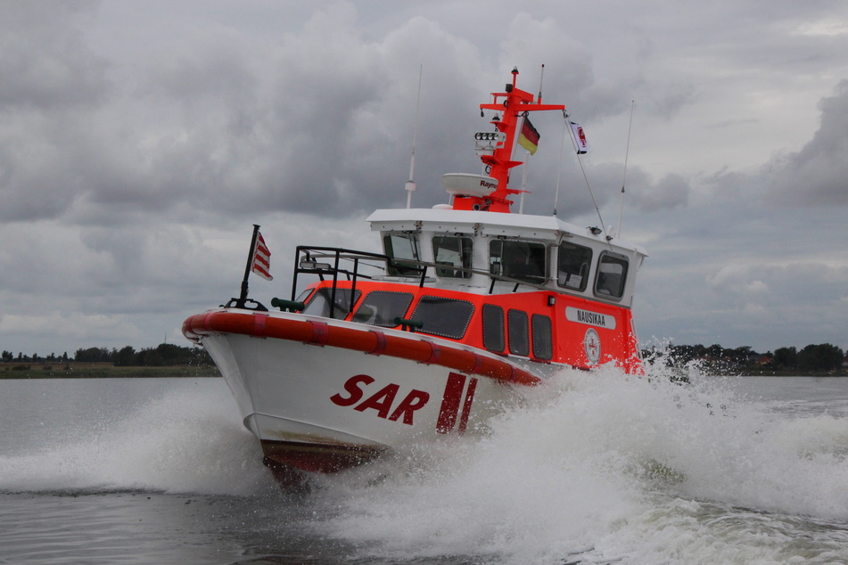 Das in Hiddensee stationierte "Seenotrettungsboot Nausikaa" der Deutschen Gesellschaft zur Rettung Schiffbrüchiger (DGzRS) rückte aus.
