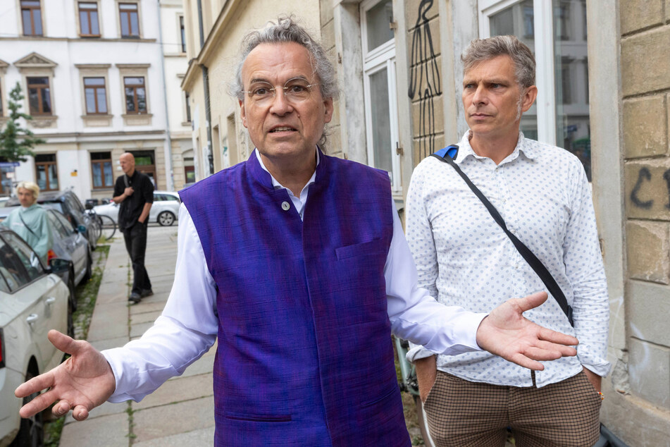 Der Dresdner Architekt Andreas Rieger hatte in die Talstraße zu seiner Räumung geladen. Unter anderem Thomas Löser (52, Grüne, hinter Rieger stehend) kam.