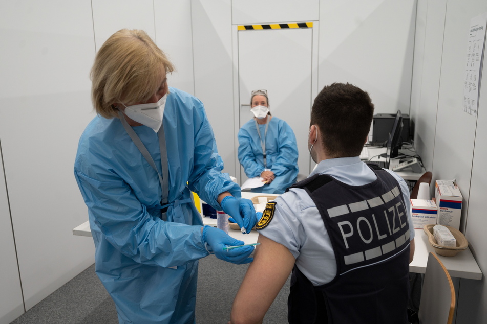 Dürfen: Polizisten. Bisher konnten sich nur Einsatzkräfte impfen lassen, die etwa zu Demos abkommandiert waren. Ab nächster Woche dürfen alle.