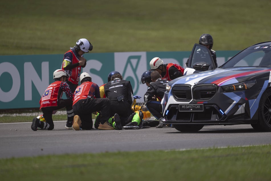 Der Schweizer Moto3-Pilot Noah Dettwiler (20) liegt nach dem Horror-Unfall am Boden. Fast 45 Minuten lang musste er auf der Strecke behandelt werden, bevor er ins Krankenhaus geflogen wurde.