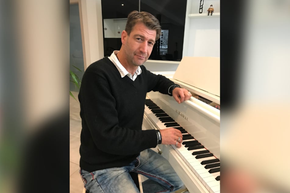 Der Chemnitzer Musiker Martin Rothe (44) konnte vergangenes Jahr kaum auftreten. Doch die versprochenen Hilfen kommen nicht.