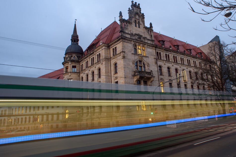 Der Prozess gegen den 18-Jährigen soll am Dienstag im Landgericht Magdeburg beginnen. (Symbolbild)