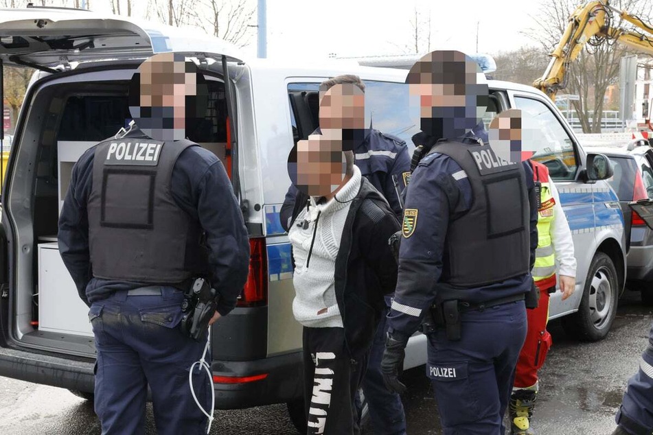 Der Mann wurde in Handschellen zum Polizeiauto geführt. Dort stellte sich heraus, dass er Alkohol und Drogen konsumiert hatte.