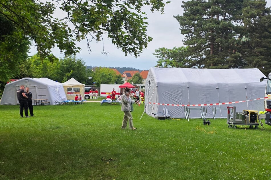 Zur Versorgung der Patienten wurden Zelte im Thiepark aufgebaut.