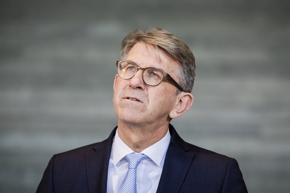 Wolfram Weimer (61, parteilos), Staatsminister für Kultur und Medien, hat am Mittwoch überraschend klargestellt, dass der Erweiterungsbau der Deutschen Nationalbibliothek in Leipzig noch nicht endgültig gestoppt ist. (Archivbild)