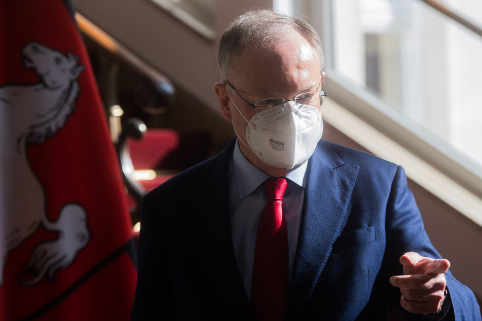 Stephan Weil (SPD), Ministerpräsident Niedersachsen, kommt zu einer Pressekonferenz in der Staatskanzlei. (Archivbild)